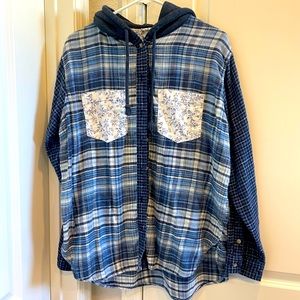 Women’s Medium AE Hooded Multi Pattern Flannel!